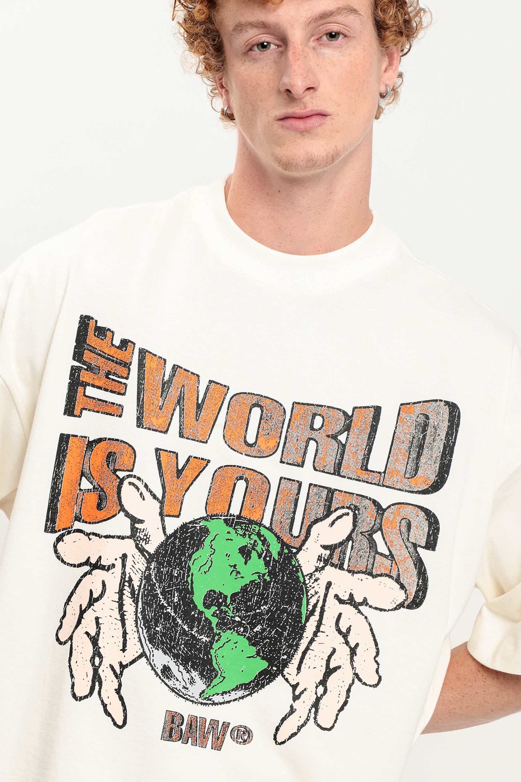CAMISETA OVERSIZED THE WORLD IS YOURS