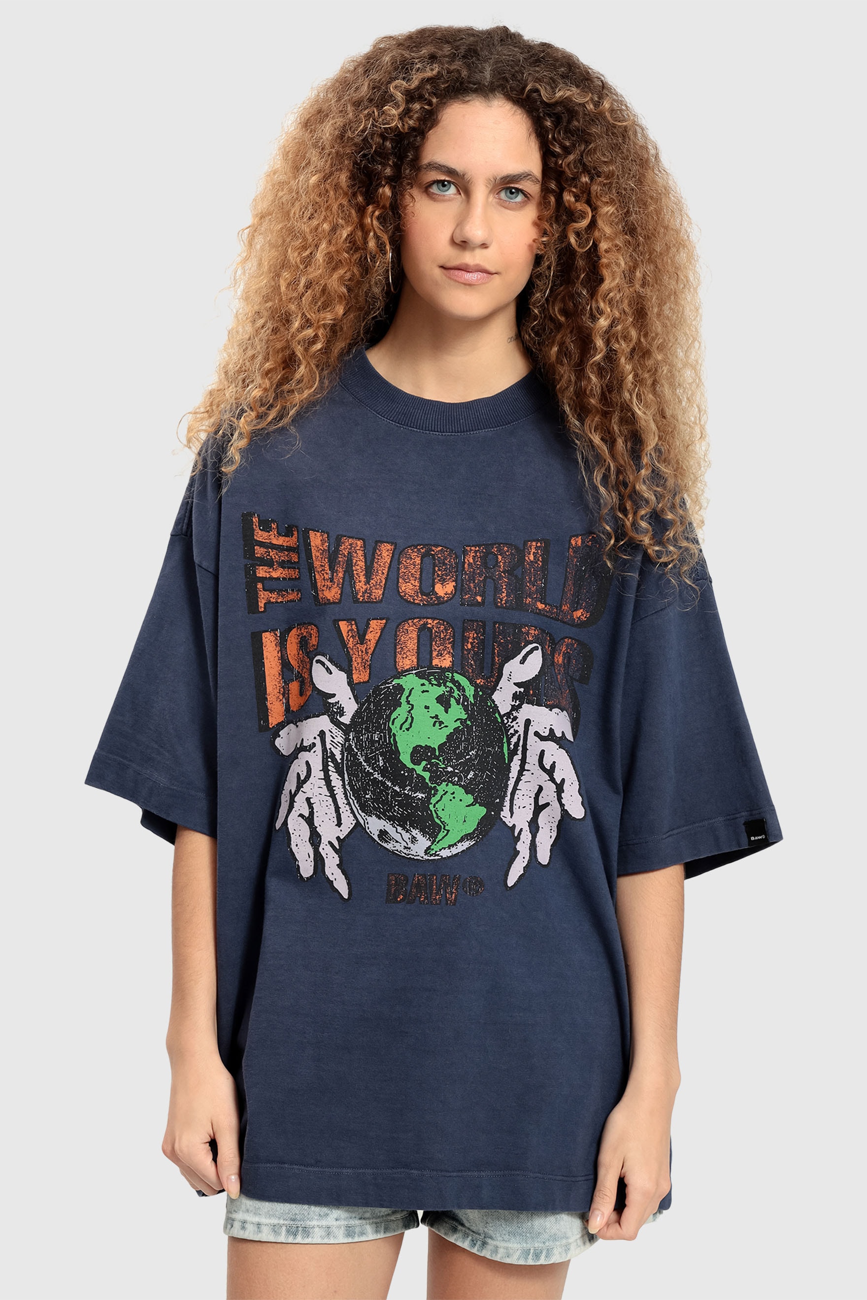 CAMISETA OVERSIZED THE WORLD IS YOURS