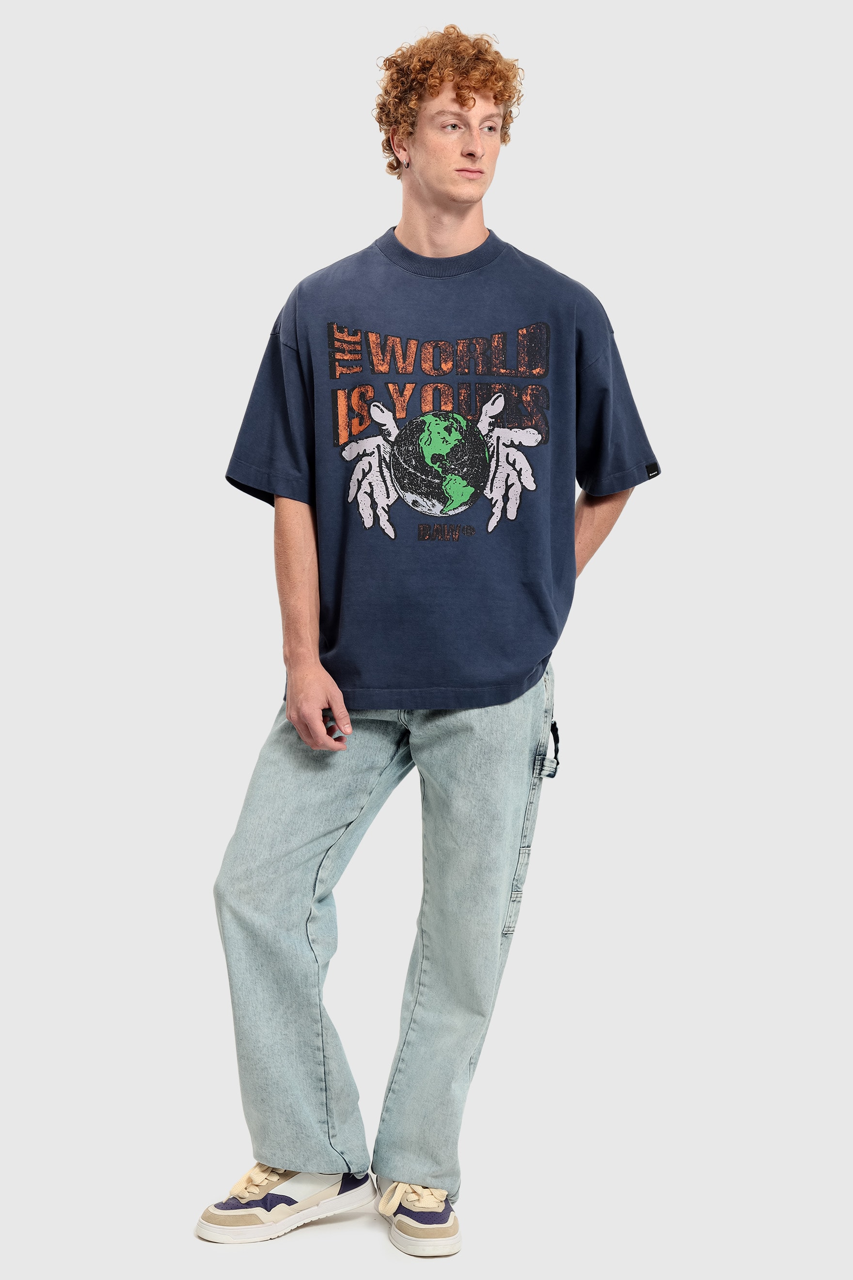CAMISETA OVERSIZED THE WORLD IS YOURS