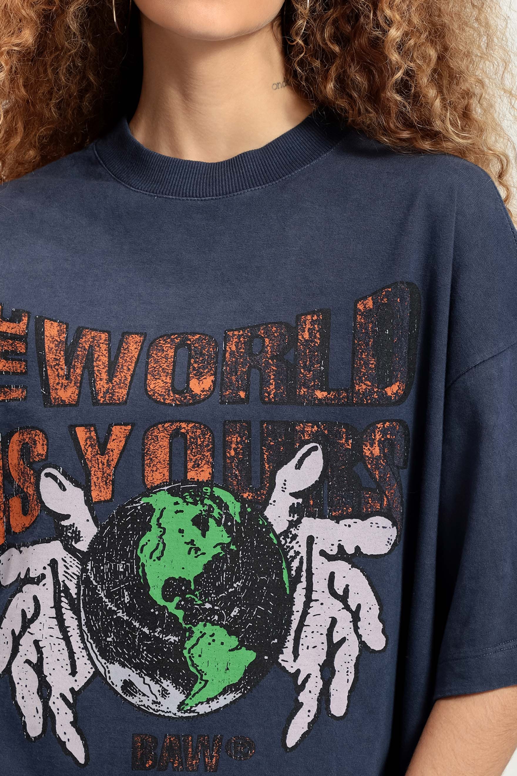 CAMISETA OVERSIZED THE WORLD IS YOURS