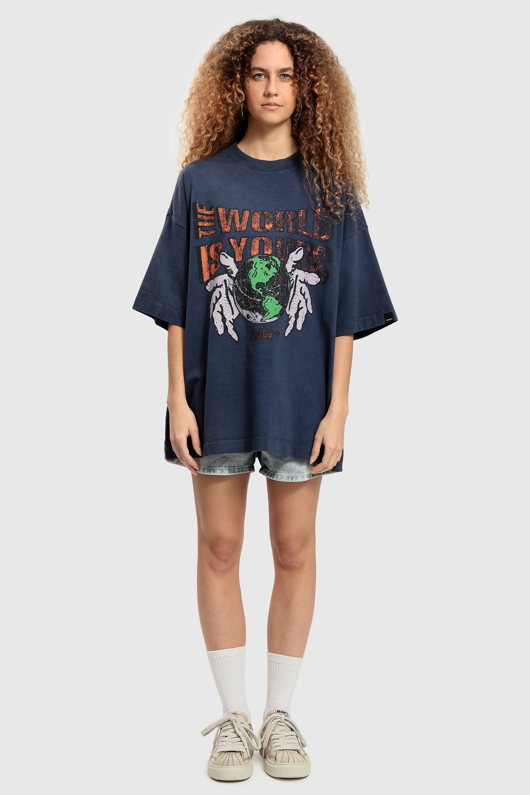 CAMISETA OVERSIZED THE WORLD IS YOURS