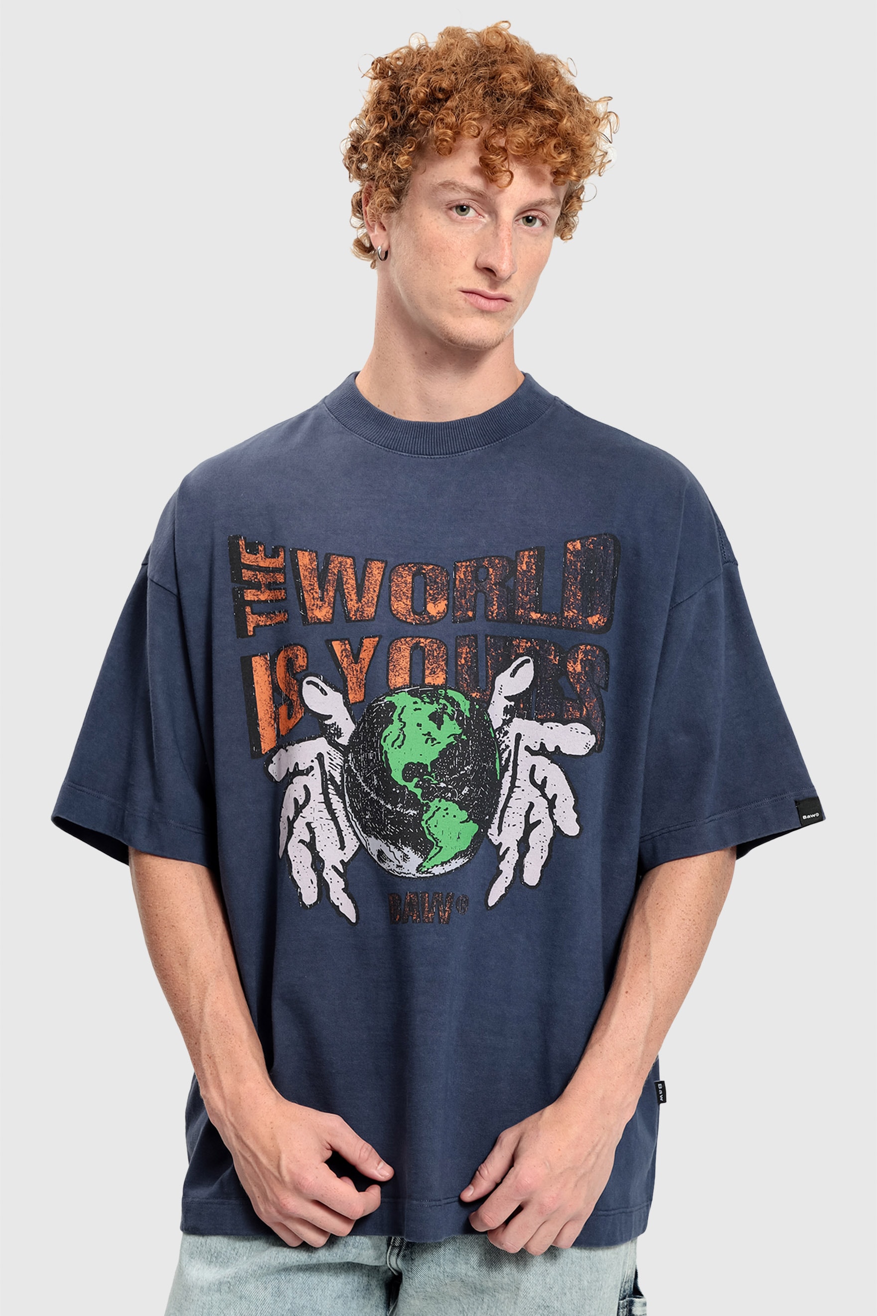 CAMISETA OVERSIZED THE WORLD IS YOURS